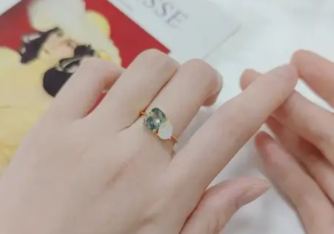 Why Are Moss Agate Rings Considered Non-Traditional Engagement Rings?